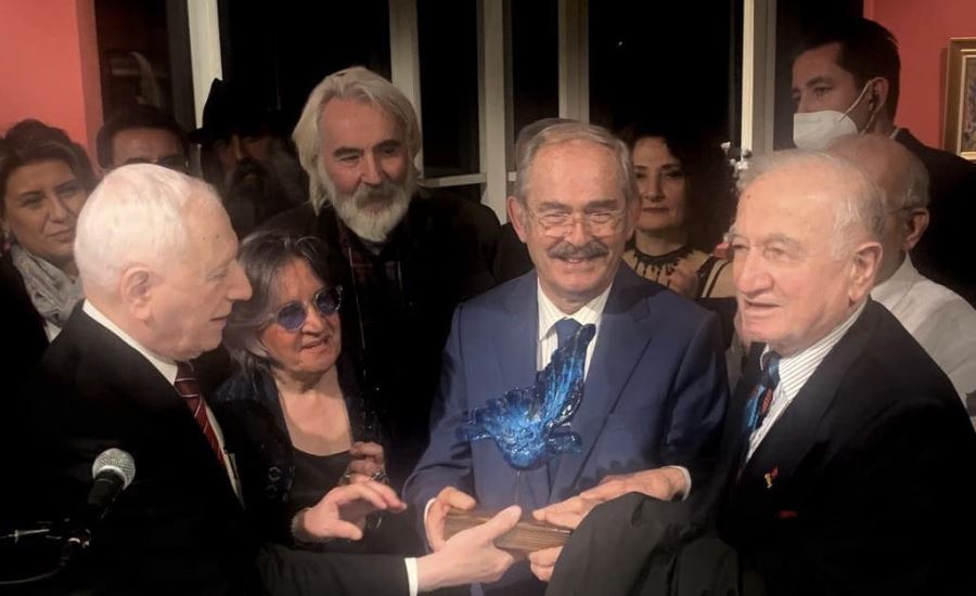 BAŞKAN BÜYÜKERŞEN’E SANATA KATKI ÖDÜLÜ