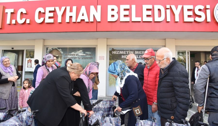 Ceyhan Belediyesi'nin aldığı 35 tekerlekli sandalyenin 27'si ihtiyaç sahibi vatandaşlara verildi. 8 tekerlekli sandalye de engellilere ulaşacak