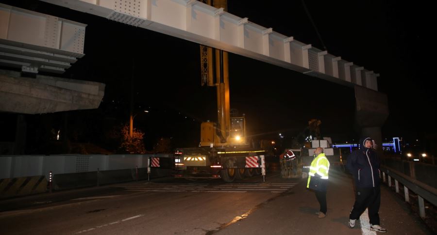 Kuruçeşme tramvay köprüsünün kiriş montajları tamamlanıyor